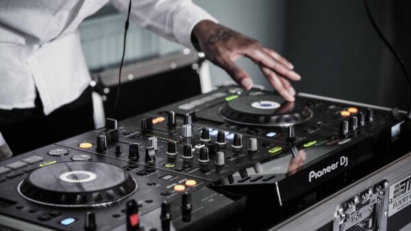 DJ