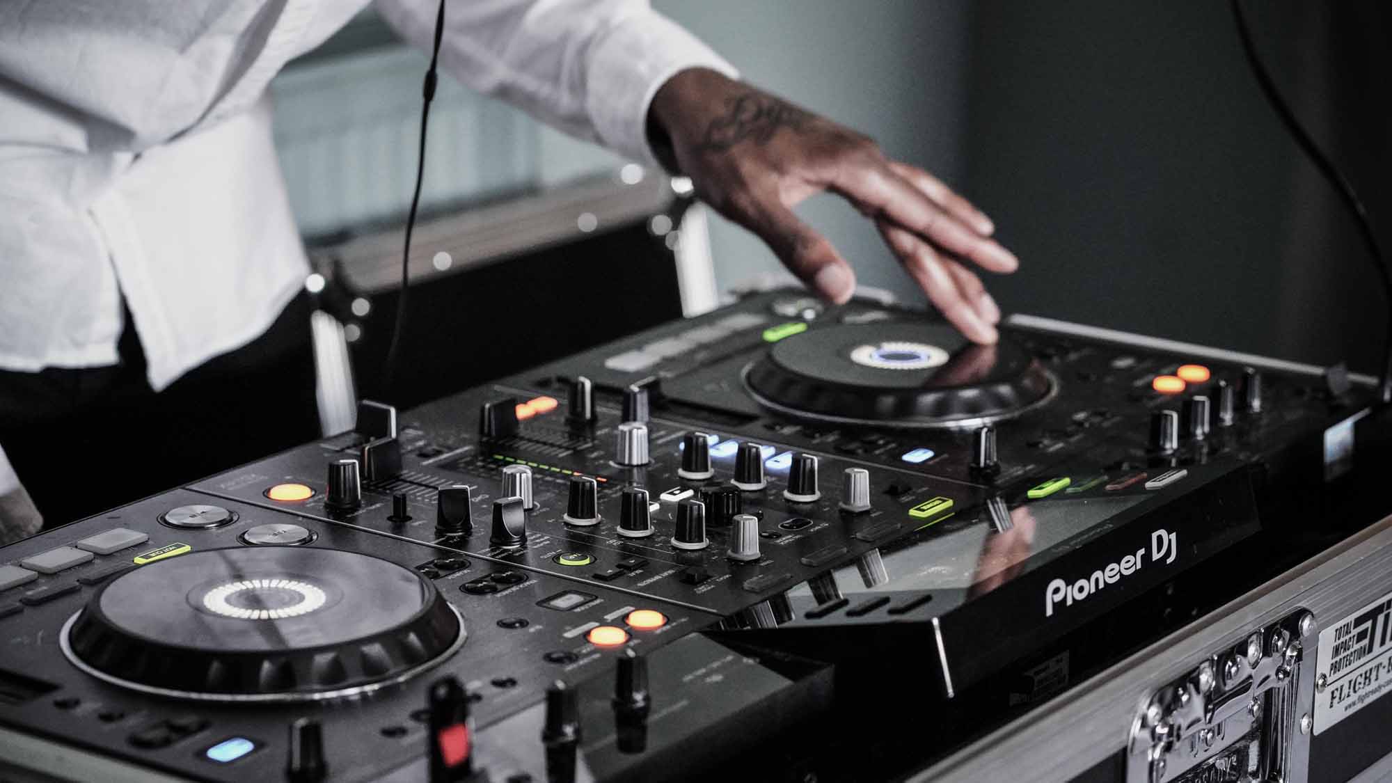 DJ